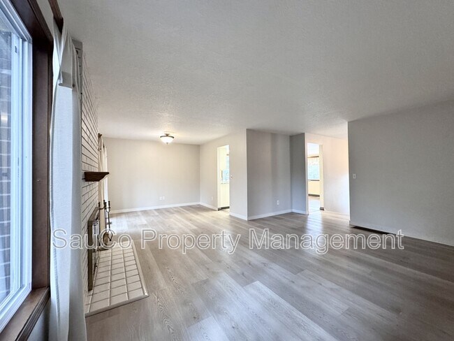 Building Photo - 324 SE 30th Ave