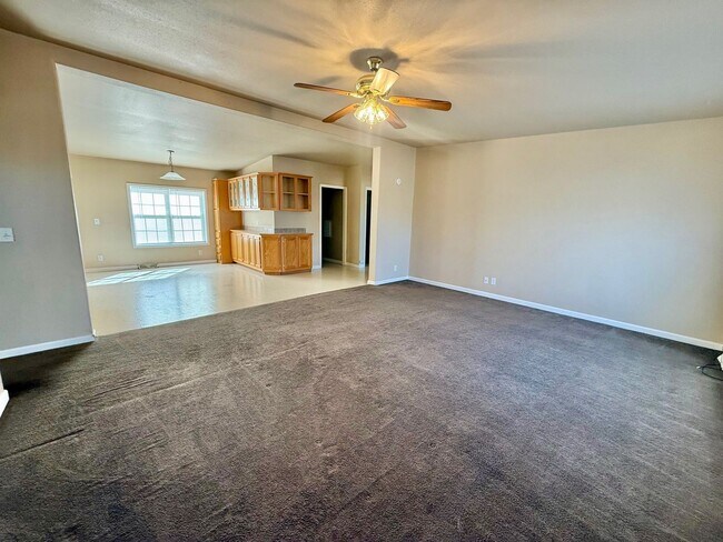 Foto del edificio - 3 bedroom 2 bath with Double Garage