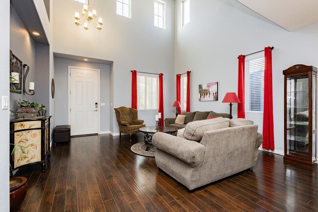 Foto del edificio - Stunning 4 bedroom 3.5 bath home with 3 ca...