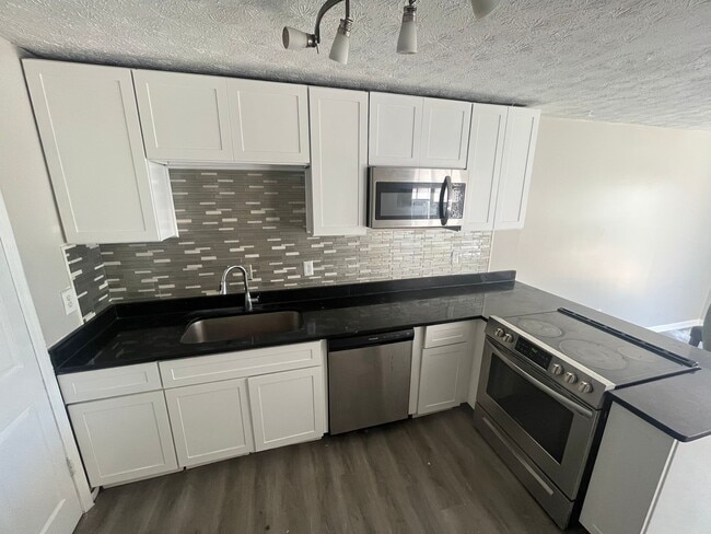 Building Photo - 7560 Taylor Rd