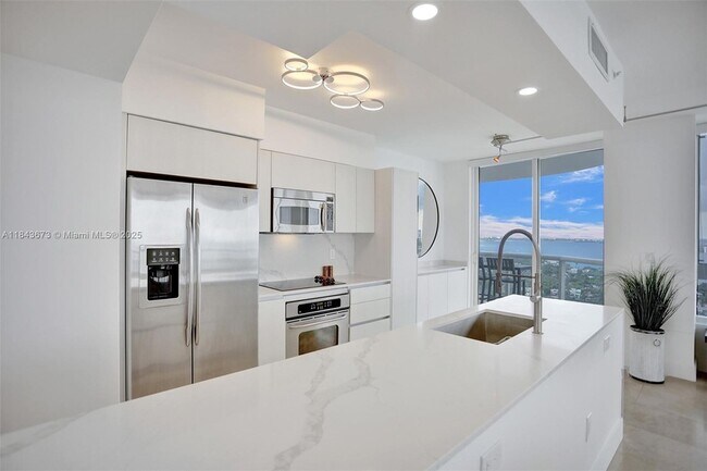 Foto del edificio - 6365 Collins Ave