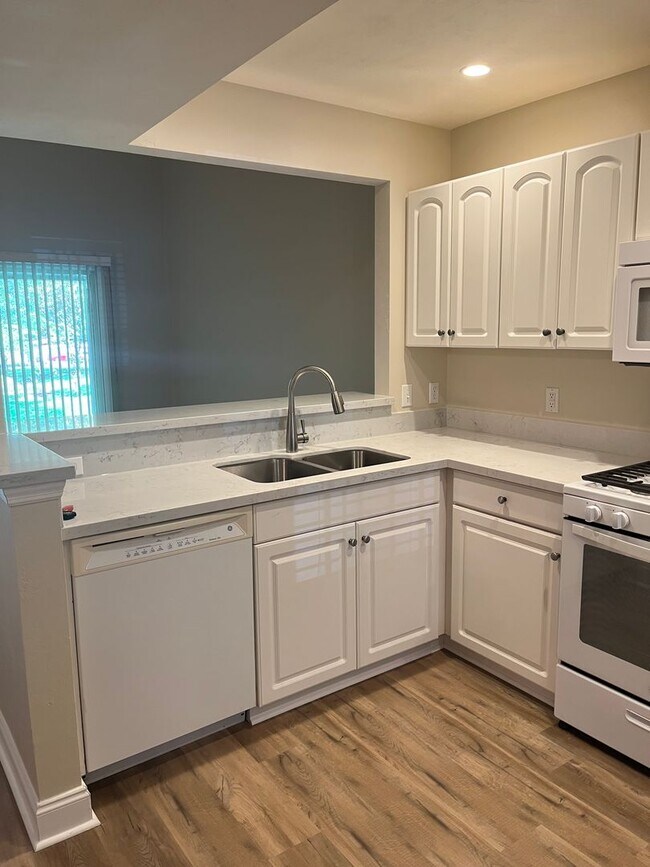 Foto del edificio - Beautiful Townhome - Woods Edge