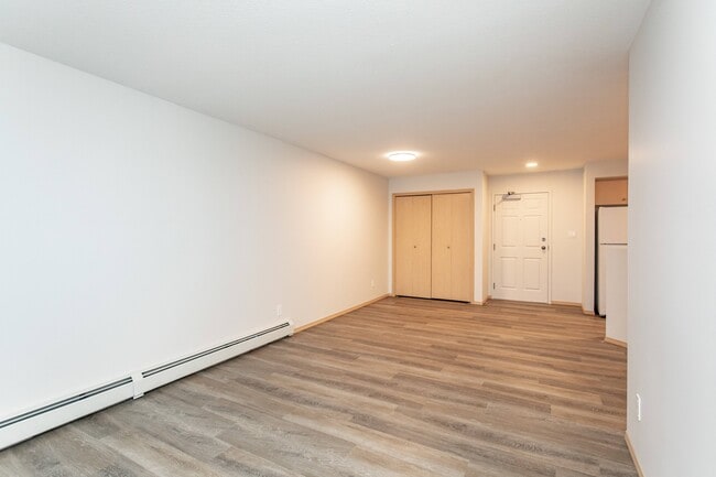 Building Photo - Lonsdale Court
