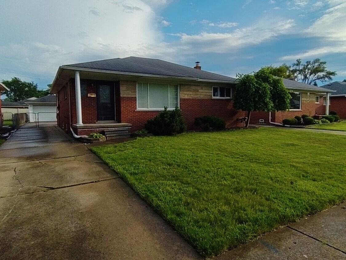 Primary Photo - Beautiful, sprawling, brick ranch - $1700/mo