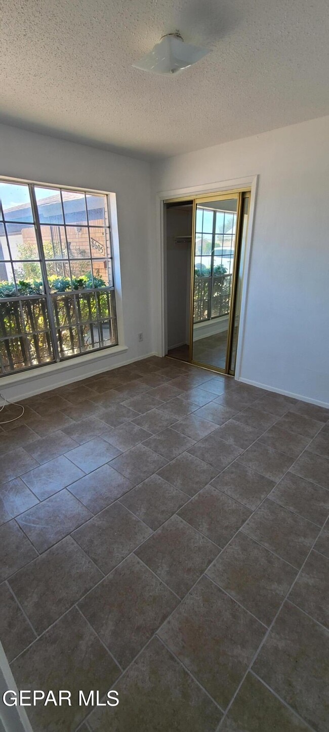 Foto del edificio - 8607 Mettler Dr
