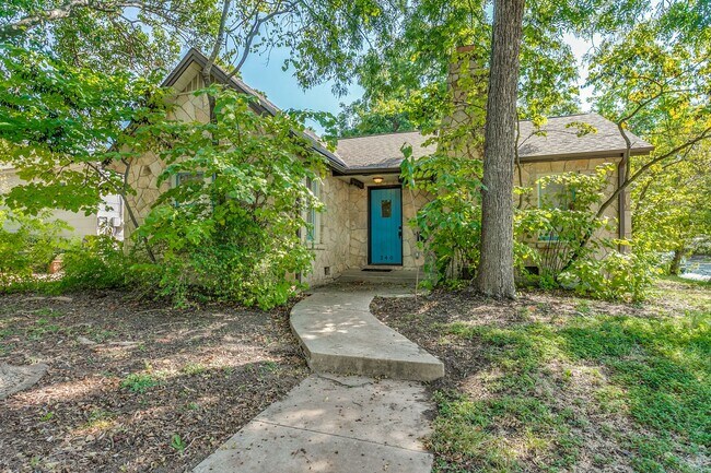 Foto del edificio - CHARMING STONE COTTAGE IN ALAMO HEIGHTS