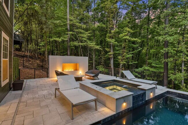 Foto del edificio - The Finest Furnished Upscale Executive Home, an Exquisite Luxury Rental, in Tega Cay for the Disc...