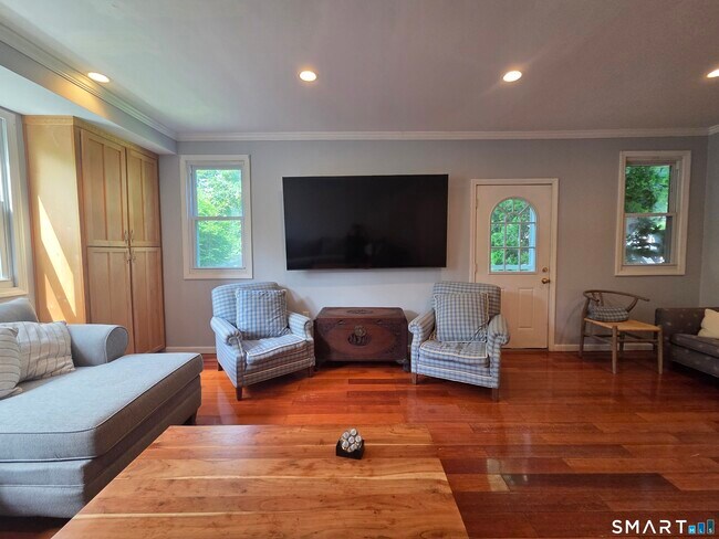 Foto del edificio - 156 Fieldcrest Rd