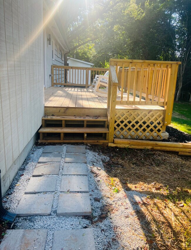 Building Photo - 1365 Shoreham Dr