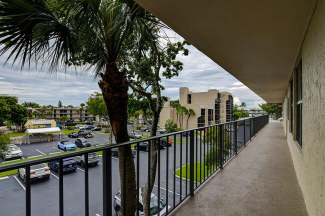 Building Photo - 9 E Royal Palm Rd