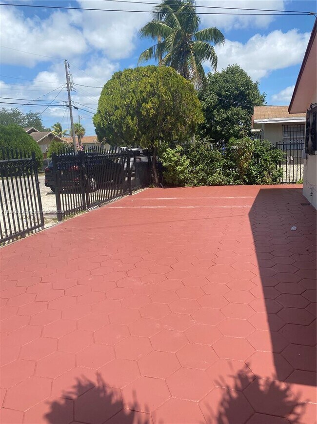 Foto del edificio - 7715 NW 2nd Ct