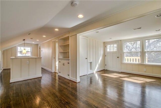 Building Photo - Stunning Renovated 1940s Home in Prime East Nashville Location!