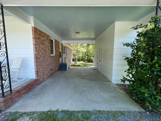 Foto del edificio - Beautiful updated 3br 2ba on peaceful half...