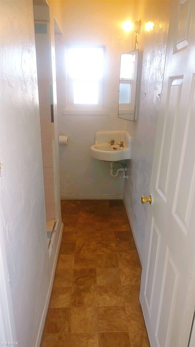 Foto del edificio - Studio, 0.5 bath House - 125 North Phillip...