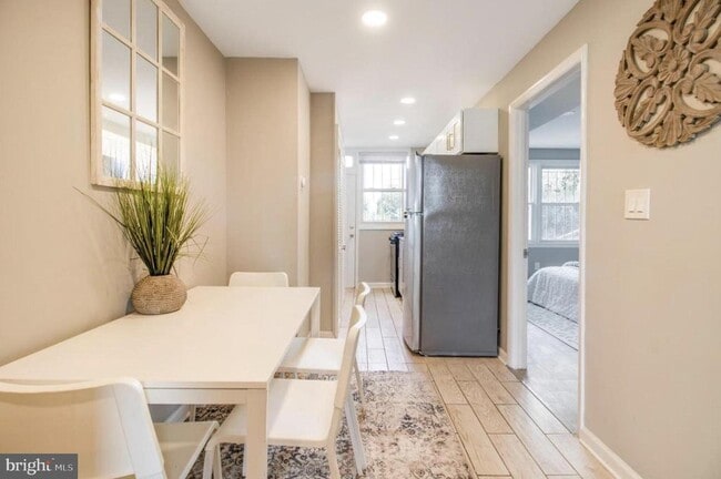 Building Photo - 1149 Summit St NE