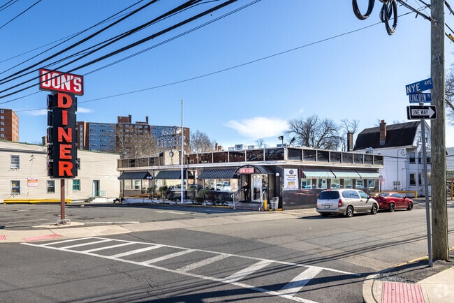 full view of Don's diner