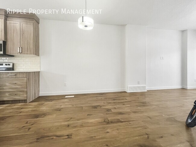 Photo du bâtiment - AMAZING 3 BEDS, 2.5 BATHS UPPER/MAIN FLOOR UNIT | NO PETS ALLOWED