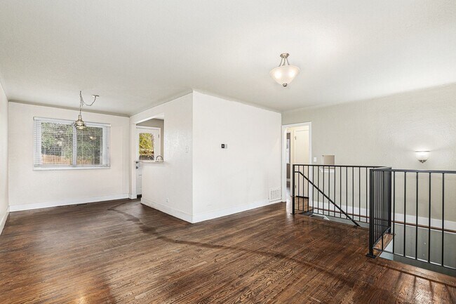 Foto del edificio - Spacious 3 bed 2 bath home in Denver