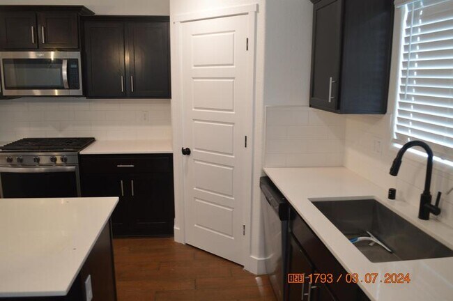 Foto del edificio - 1663 Thistle Ln