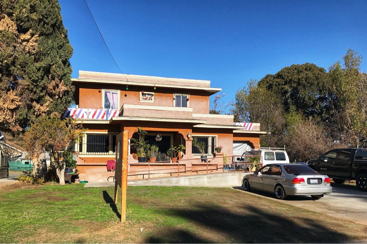 Primary Photo - 9235 Magnolia Ave