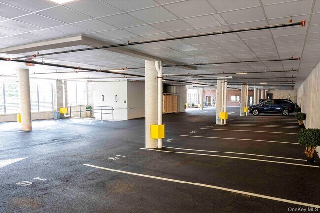 Foto del edificio - 100 E Putnam Ave