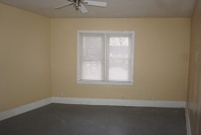 Building Photo - 215 1st St