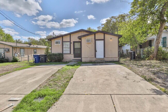 Building Photo - Renovated 2 Bed/1 bath with Washer & Dryer