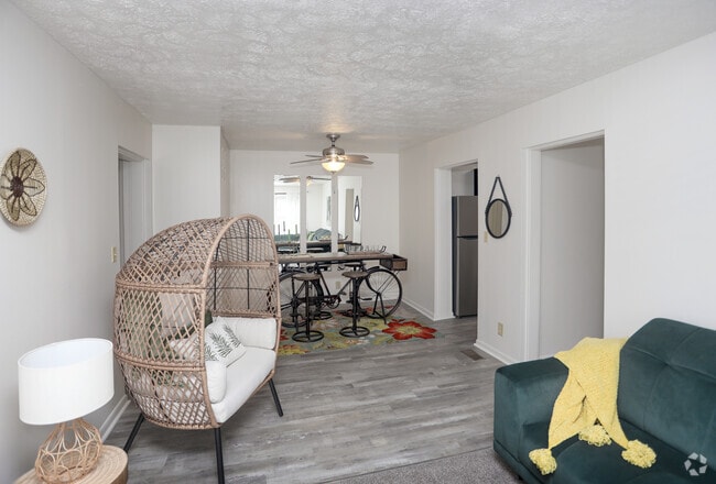 2BR, 1BA - 862 SF - Woodview Manor Apartments