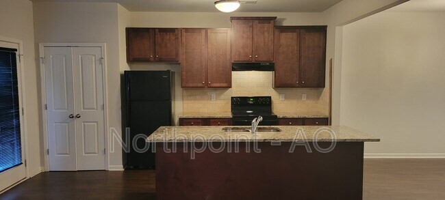 Building Photo - 241 Daisy Cir
