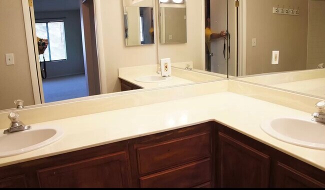Foto del edificio - 1575 W Warm Springs Rd
