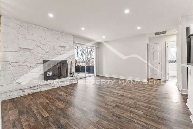 Building Photo - Gorgeous Home with Fenced Yard and 2 Car G...