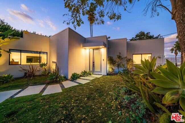 Building Photo - 3221 Bonnie Hill Dr