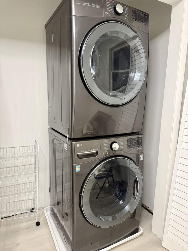 Building Photo - 2308 Oakton St