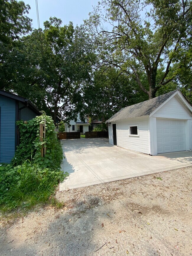 zona de aparcamiento - 648 S Champion Ave