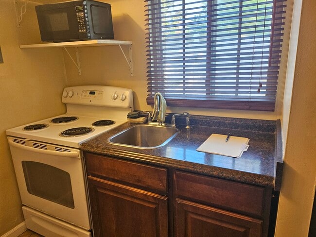 Stove sink window micro - 24036 Gemwood Dr