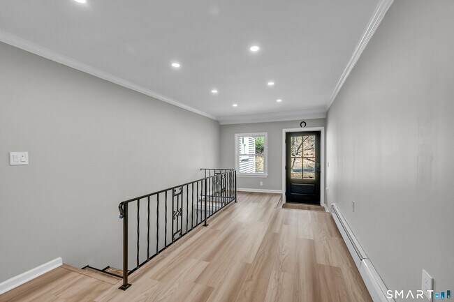 Foto del edificio - 240 Great Plain Rd