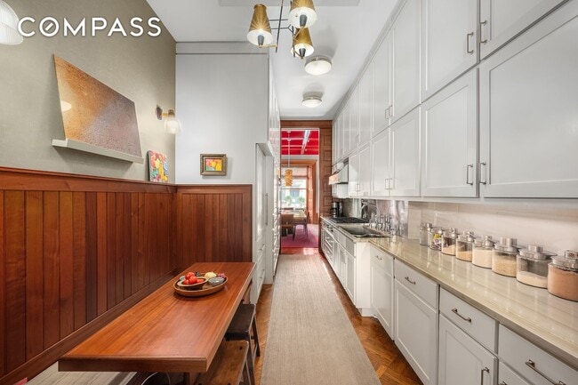 Building Photo - 22 W 70th St