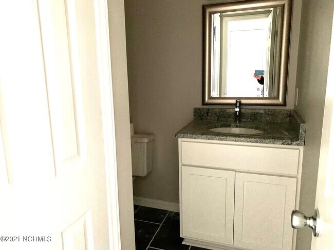 Foto del edificio - 8 Upton Ct