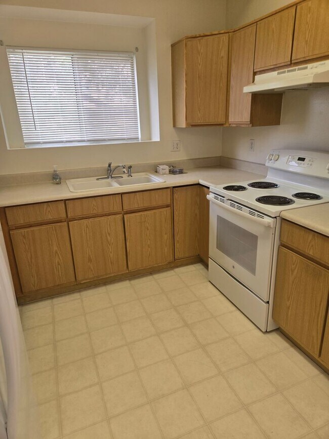 Building Photo - Great 3 bedroom townhome