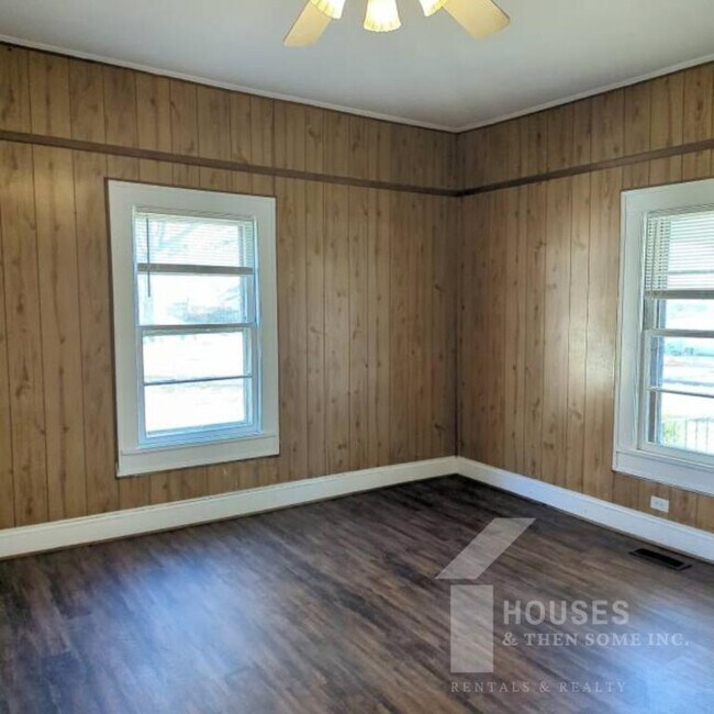 Building Photo - 18 21st St