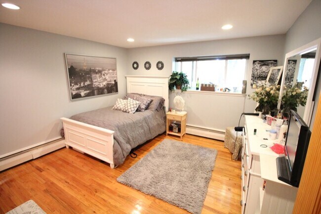 Foto del edificio - 2 BED WITH PARKING AND LAUNDRY IN UNIT ON THE ALLSTON/BRIGHTON/BROOKLINE LINE