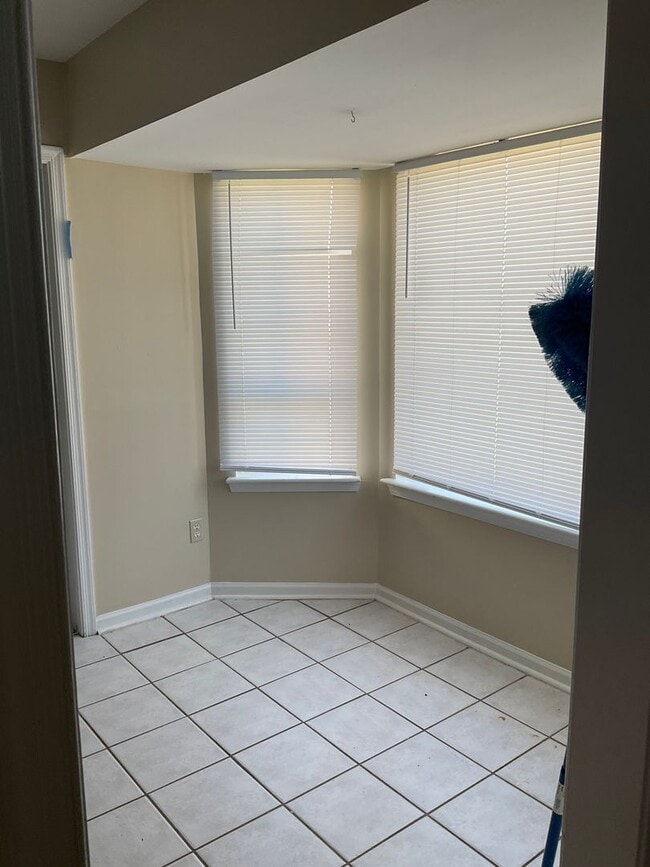 Building Photo - Spacious Townhouse with Private Driveway