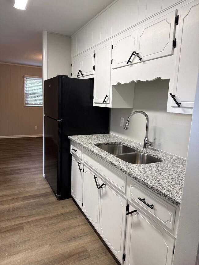 Building Photo - Charming Single-Level 3 Bedroom Home with Backyard and Pet-Friendly Living