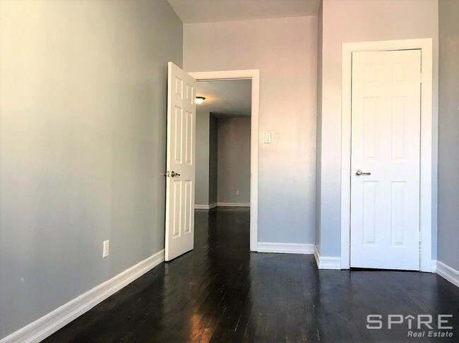 Building Photo - Massive 2 Bedroom Apartment.