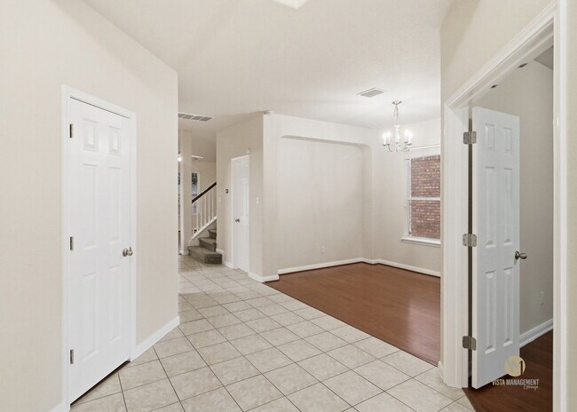 Foto del edificio - Welcome to this spacious two-story home located in the Enclave at Westover Hills on San Antonio's...