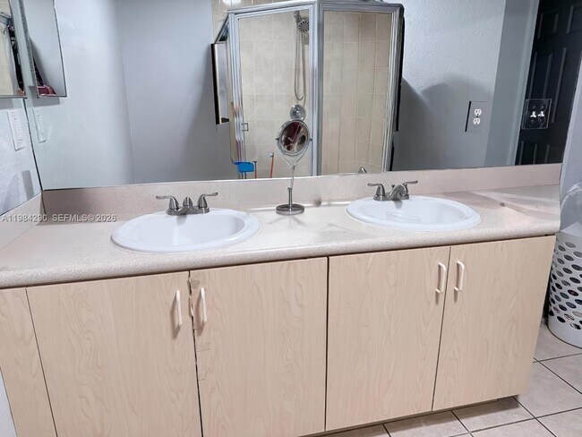 Foto del edificio - 2801 Riverside Dr