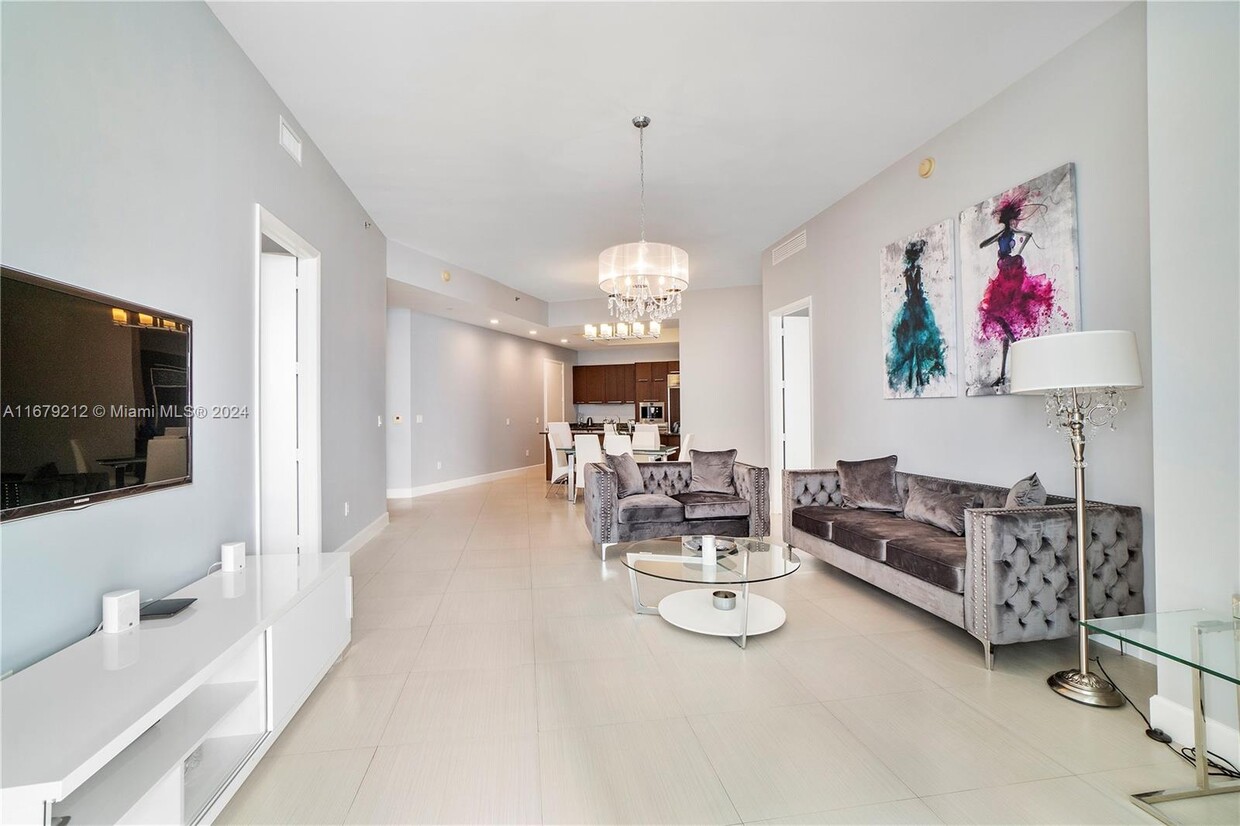 Foto principal - 15811 Collins Ave