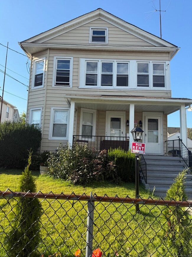 Building Photo - 354 French St