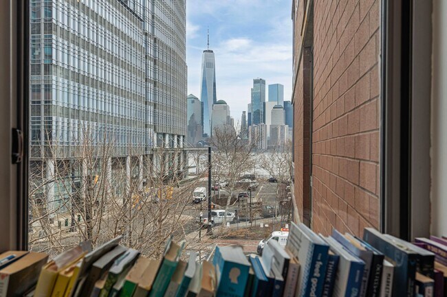 Building Photo - 25 Hudson St