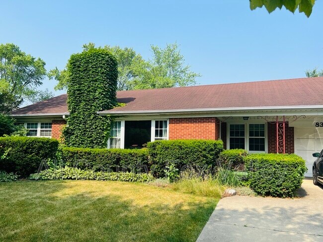 Building Photo - 834 S Arlington Heights Rd